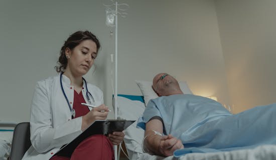 不能自理老人陪护多少钱